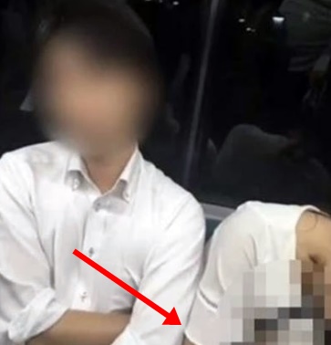 일본 "지하철에서 잠든 여성 가슴 만지작..." 영상에 다 찍혀 얼굴 및 신상 탈탈... [ 사진 = 트위터 ]