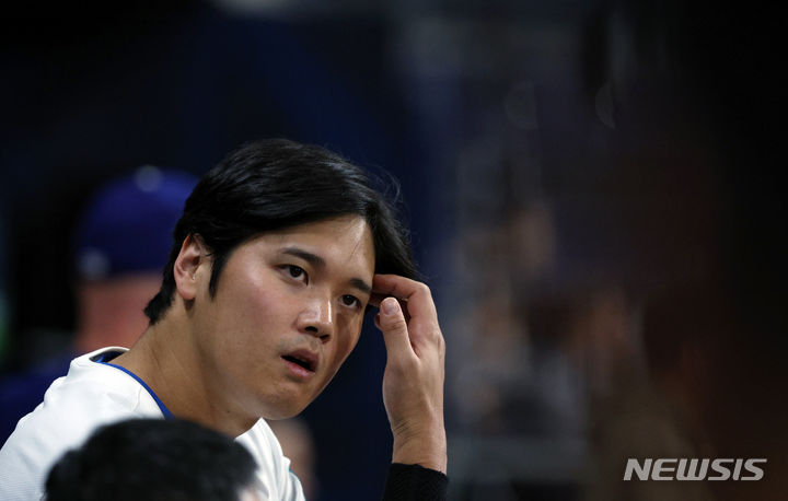 일본 야구계 슈퍼스타 오타니 쇼헤이에 대한 과한 열풍이 지긋지긋하다는 뜻의 신조어 '오타니하라’가 확산하고 있다고 주간현대가 최근 보도했다. 사진은 오타니 쇼헤이. [ 사진 = 뉴시스 ]