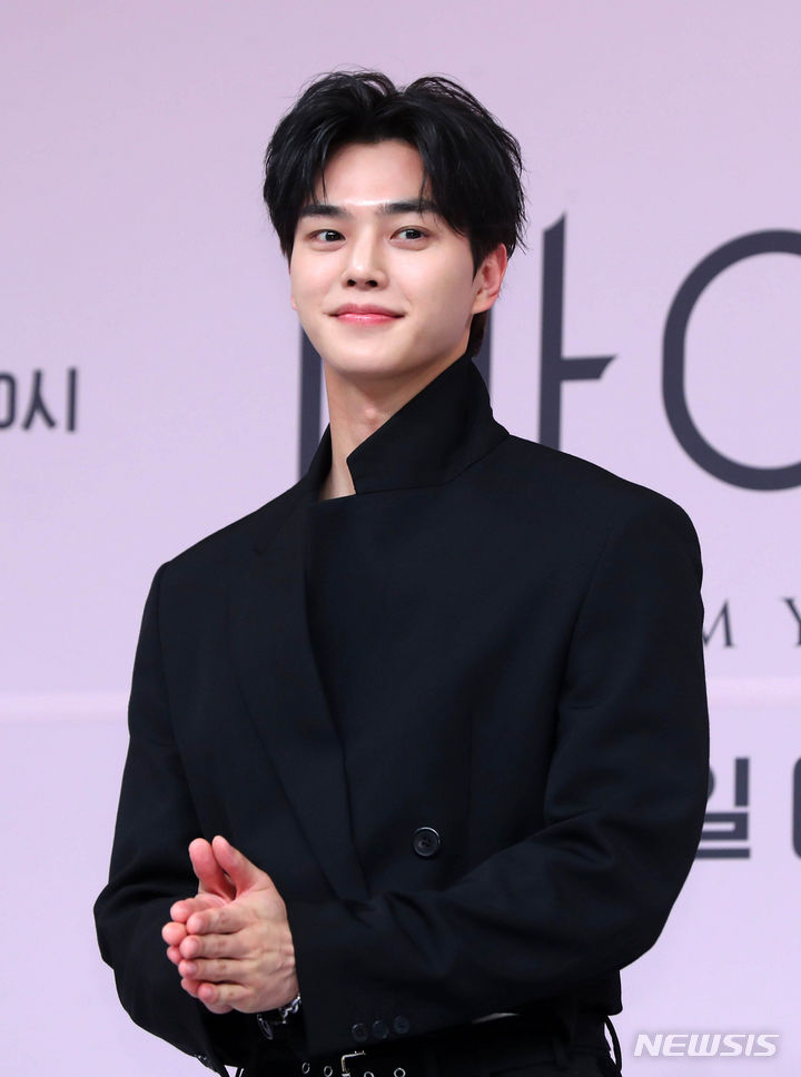 배우 송강이 24일 오후 서울 양천구 SBS에서 열린 SBS 새 금토드라마 '마이 데몬' 제작발표회에서 포즈를 취하고 있다. '마이 데몬'은 악마 같은 재벌 상속녀 도도희(김유정)와 한순간 능력을 잃어버린 악마 정구원(송강)이 계약 결혼을 하며 벌어지는 판타지 로맨틱 코미디다. 오늘(24일) 오후 10시 첫 방송 된다. / 사진 = 뉴시스