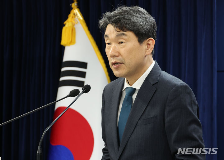 이주호 사회부총리 겸 교육부 장관이 3일 서울 종로구 정부서울청사에서 2024학년도 늘봄학교 참여 현황 발표를 하고 있다. [ 사진 = 뉴시스 ]