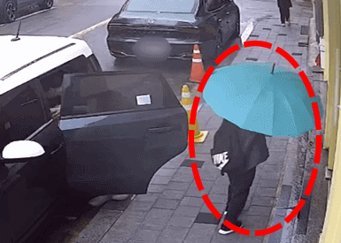 [영상] 짐 싣는 남성에게 우산을 씌워준 천사 같은 아이 [ SNS 영상 갈무리 ]