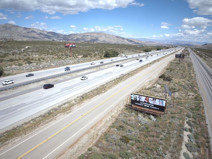 르세라핌 미국 LA '코첼라' 옥외광고. (사진 = 쏘스뮤직 제공) 2024.04.06. photo@newsis.com *재판매 및 DB 금지