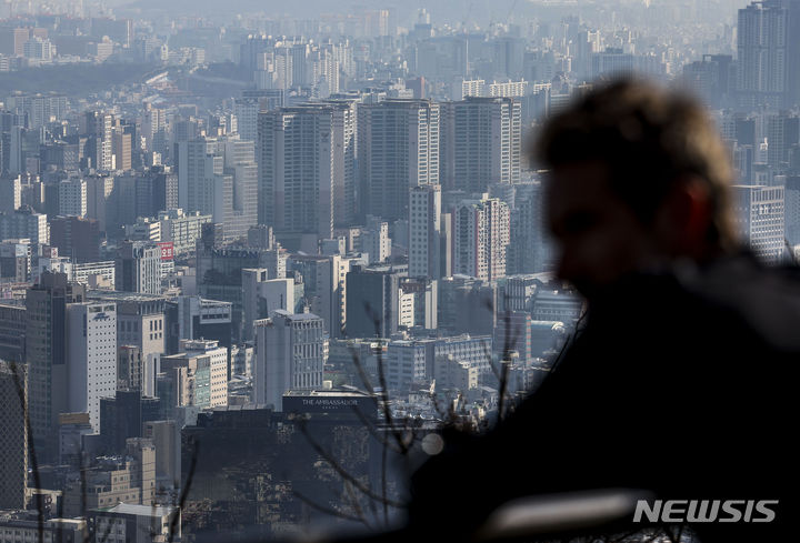 2일 서울 중구 남산 전망대를 찾은 시민이 서울시내 아파트를 바라보고 있다. 2024.04.02. jhope@newsis.com / 사진 = 뉴시스