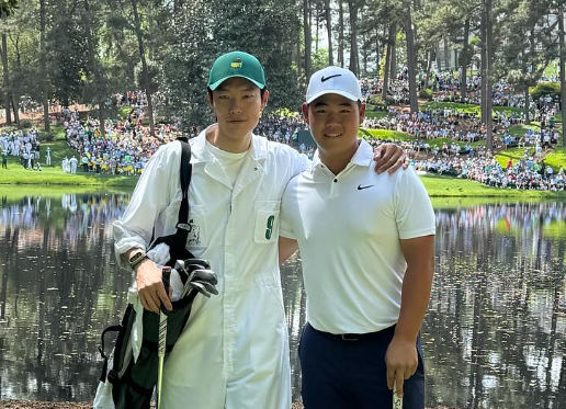 배우 류준열이 10일(현지시각) 미국 조지아주 오거스타 내셔널 골프클럽 파3 골프장에서 열린 파3 콘테스트에서 김주형과 기념촬영 하고 있다. 파3 콘테스트는 마스터스 골프대회 개막을 앞두고 열리는 행사로 선수들이 가족과 함께 추억을 남긴다. 골프를 좋아하는 셀럽이 캐디로 나오기도 한다. 류준열은 이날 김주형의 캐디를 했다. (사진=김주형 인스타그램 캡처) *재판매 및 DB 금지 [ 사진 = 뉴시스 ]