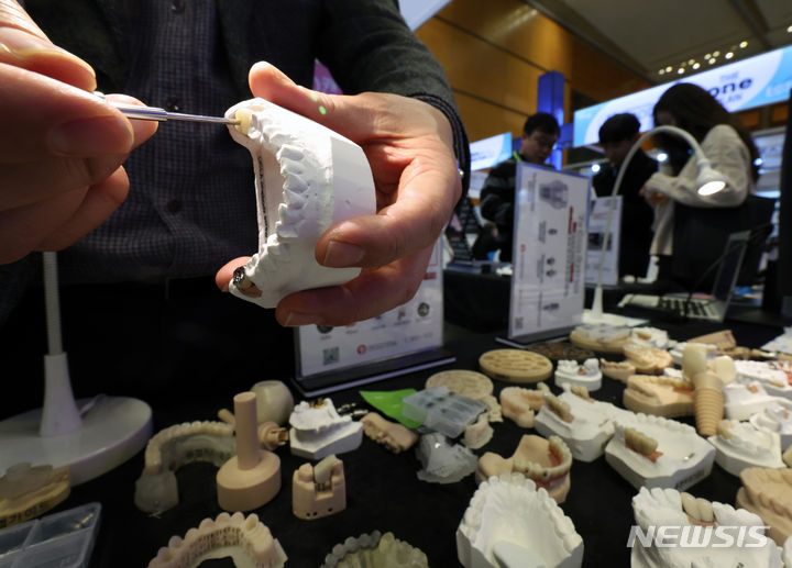 지난 1월 14일 서울 코엑스에서 열린 치과개원 전문박람회 '개원 및 경영정보박람회&컨퍼런스2024(DENTEX 2024)'에서 임플란트 업계 관계자가 도구 등 장비를 시연하고 있다. (해당 사진은 기사화 직접 관련이 없습니다.) [ ⓒ 뉴시스 ]