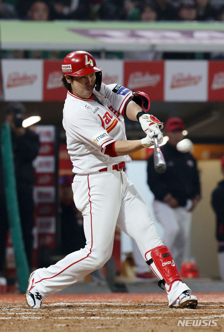 16일 인천랜더스필드에서 열린 2024 KBO 리그 KIA 타이거즈 대 SSG 랜더스 경기, SSG 공격 9회말 2사 주자없는 상황 3번타자 최정이 개인 467호이자 경기 동점 홈런을 치고 있다. 2024.04.16. [ 사진 = 뉴시스 ]