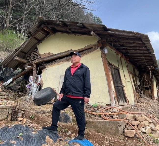 16일 가수 김흥국이 강원 정선의 한 민가에서 포즈를 취하고 있다. (사진=흥피쳐스 제공) 2024.04.17. / 사진 = 뉴시스