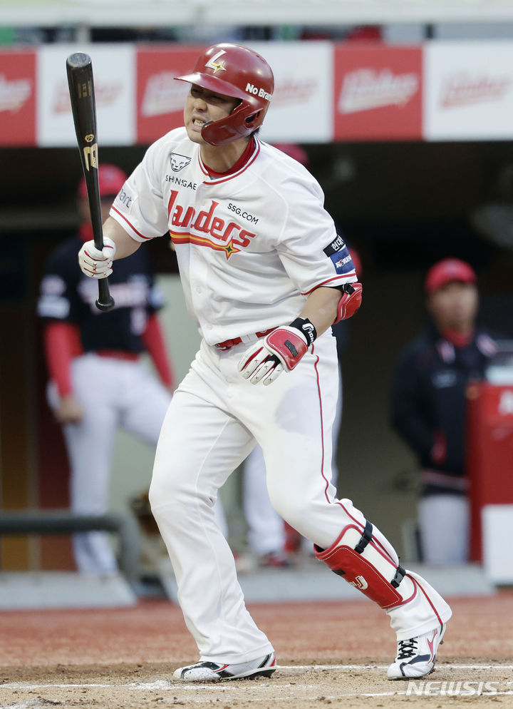 역대 최다 홈런 달성 눈앞 최정, 투구에 맞고 교체