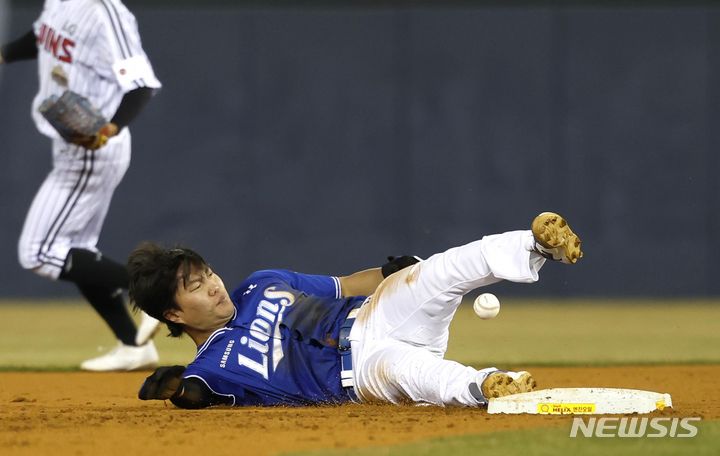 27일 서울 송파구 잠실야구장에서 열린 2024 신한 SOL 뱅크 KBO리그 삼성 라이온즈와 LG 트윈스의 경기, 2회초 무사 주자 없는 상황 삼성 김현준 타석 때 1루 주자 류지혁이 2루로 도루하던 도중 LG 유격수 오지환과 충돌한 뒤 그라운드에 쓰러져 있다. 2024.03.27. / 사진 = 뉴시스