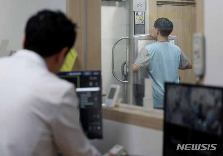 입영지원금, 구리시 20만원으로 상향했지만... 하남시 10만원 보다 신청자 적어... [ 서울지방병무청 병역판정검사 / 사진 = 뉴시스 ]