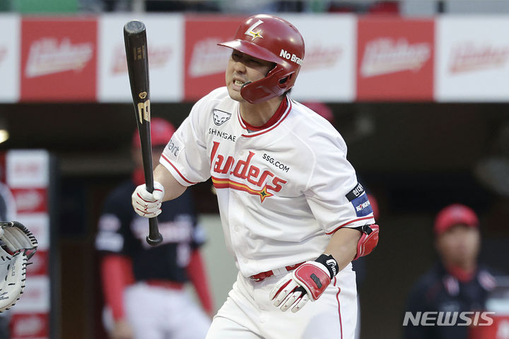 '역대 최다 홈런까지 단 1개 남았는데...' 옆구리 부상 최정, 주말 3연전 복귀할까?