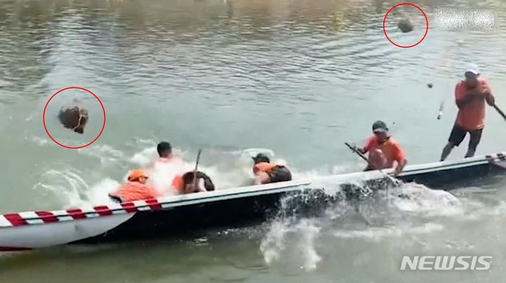 베트남의 보트 경주 대회에서 흥분한 관중들이 선수들에게 돌을 던지는 사건이 발생했다. 선수들은 날아오는 돌을 피해 강물 속으로 뛰어들었다. 사건 영상은 소셜미디어(SNS)를 통해 퍼져서 파문을 일으켰다. 출처 : @tuoitre *재판매 및 DB 금지 / 사진 = 뉴시스