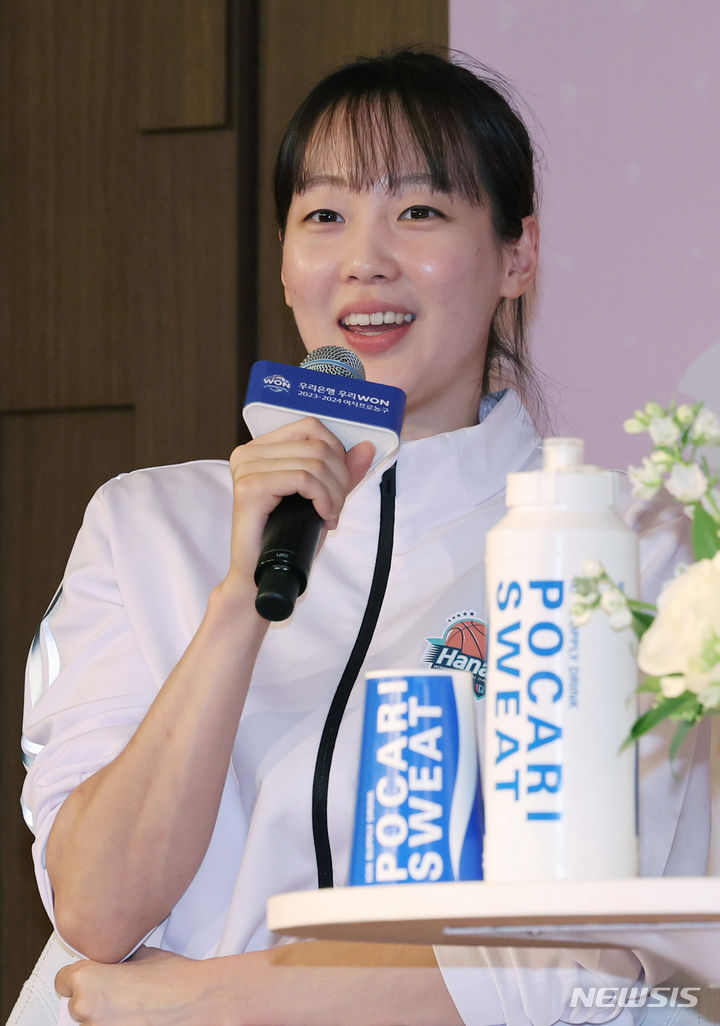 5일 서울 마포구 스탠포드호텔코리아에서 열린 우리은행 우리WON 2023-2024 여자프로농구 포스트시즌 미디어데이에서 하나원큐 신지현이 질문에 답하고 있다. 2024.03.05. / 사진 = 뉴시스