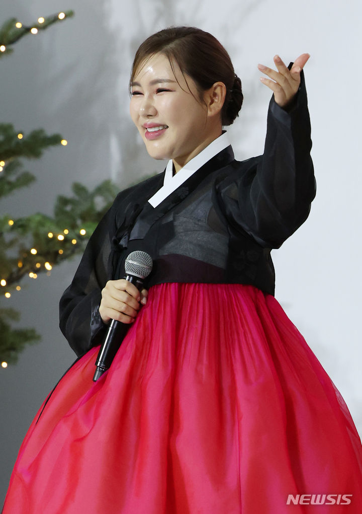 가수 송가인이 4일 오후 인천국제공항 제1여객터미널 밀레니엄홀에서 열린 2023년 인천국제공항 명예 수문장 임명식에서 축하공연을 하고 있다. 송가인은 이날 인천국제공항 명예 수문장에 임명됐다. 2023.12.04. / 사진 = 뉴시스