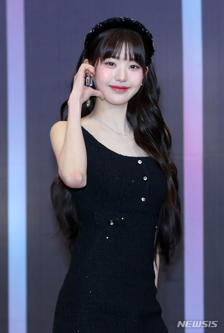 장원영이 15일 오후 서울 여의도 KBS홀에서 열린 '2023 뮤직뱅크 글로벌 페스티벌' 레드카펫 포토월 행사에서 포즈를 취하고 있다. 2023.12.15. / 사진 = 뉴시스