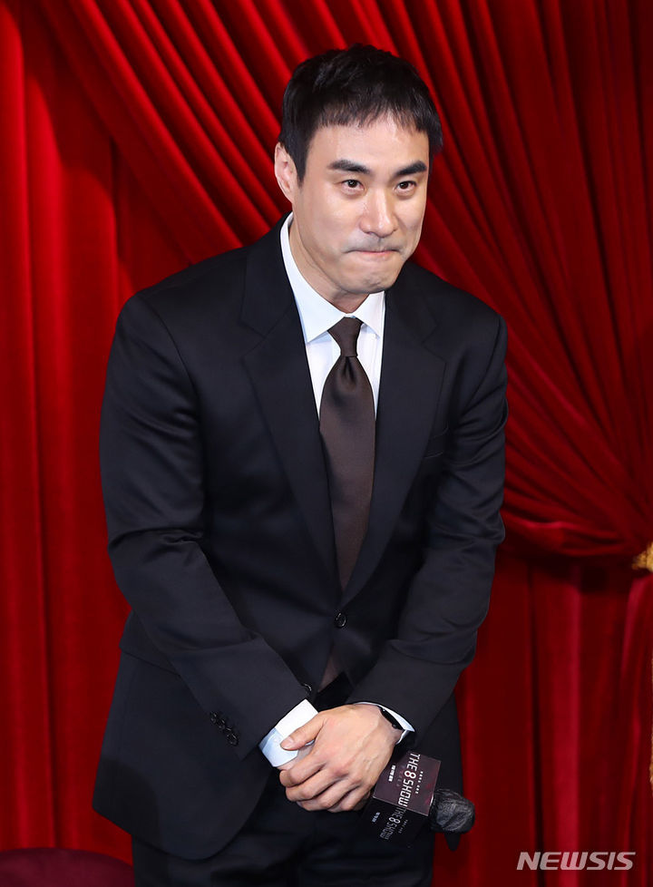 배우 배성우가 10일 오전 서울 중구 앰배서더 서울 풀만 호텔에서 열린 넷플릭스 시리즈 '더 에이트 쇼(The 8 Show)' 제작발표회에서 음주운전 논란에 대해 사과의 입장을 밝히고 있다. 2024.05.10. *재판매 및 DB 금지 / 사진 = 뉴시스