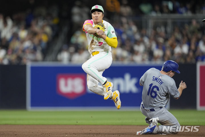 [샌디에이고=AP/뉴시스] 샌디에이고 파드리스 김하성이 1루로 공을 던지고 있다. 2024.05.11. / 사진 = 뉴시스