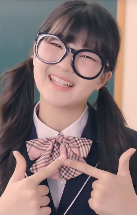 최근 틱톡과 등 소셜미디어에서 큰 인기를 얻고 있는 '마라탕후루 챌린지'를 만든 주인공 서이브(12)가 방송인 이파니와 뮤지컬 배우 서성민의 딸인 것으로 알려졌다.(사진=서이브 틱톡 캡처) *재판매 및 DB 금지 / 사진 = 뉴시스