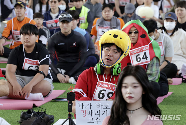 12일 서울 잠수교에서 열린 '서울시 한강 멍때리기 대회' 참가자들이 경연을 하고 있다. 2024.05.12. / 사진 = 뉴시스