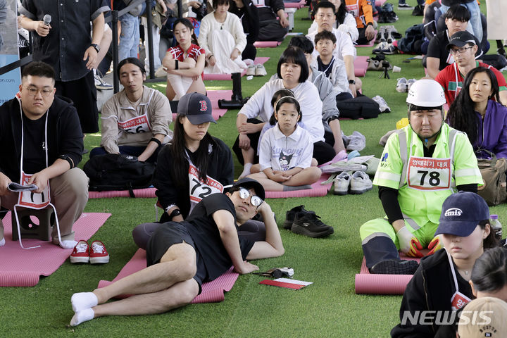 12일 서울 잠수교에서 열린 '서울시 한강 멍때리기 대회' 참가자들이 경연을 하고 있다. 2024.05.12. / 사진 = 뉴시스