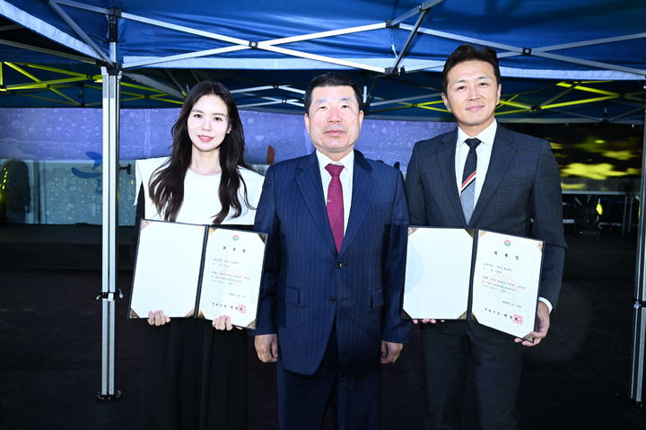 구리시 첫 부부 홍보대사가 된 배우 진태현‧박시은 부부. (사진=구리시 제공) *재판매 및 DB 금지 *재판매 및 DB 금지 / 사진 = 뉴시스