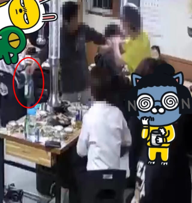 한 손님이 식당 사장의 팔을 잡고 술병을 던지려고 하는 모습. (사진=온라인 커뮤니티 '아프니까 사장이다' 캡처) *재판매 및 DB 금지 / 사진 = 뉴시스
