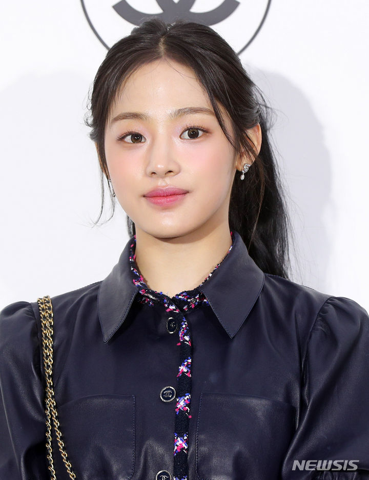 그룹 뉴진스 민지가 23일 오후 서울 성동구 인근에서 열린 샤넬 루쥬 알뤼르 팝업 행사에서 포즈를 취하고 있다. 2024.04.23. / 사진 = 뉴시스