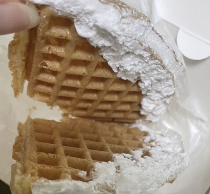 배달시킨 와플에 생크림이 겉만 찔끔 발라져 있는 것을 발견한 한 누리꾼이 업주와 갈등을 겪었다는 사연이 24일 한 온라인 커뮤니티를 통해 전해졌다. 사진은 공개된 해당 와플의 모습. (사진=X 갈무리) 2024.5.24 *재판매 및 DB 금지 / 사진 = 뉴시스