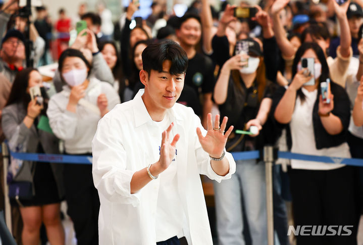 토트넘 홋스퍼 주장 손흥민이 23일 인천국제공항 제2여객터미널로 입국하고 있다. 2024.05.23. / 사진 = 뉴시스