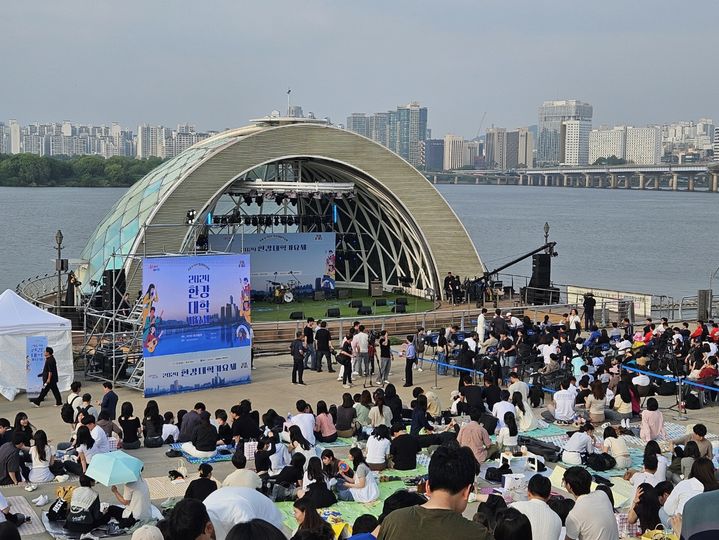 비교적 선선한 토요일인 25일 서울 영등포구 여의도 한강공원은 나들이를 나온 시민들로 붐볐다. 사진은 이날 서울 영등포구 여의도 한강공원 물빛무대에서 진행된 '2024 한강대학가요제'. 2024.05.25.  *재판매 및 DB 금지 / 사진 = 뉴시스