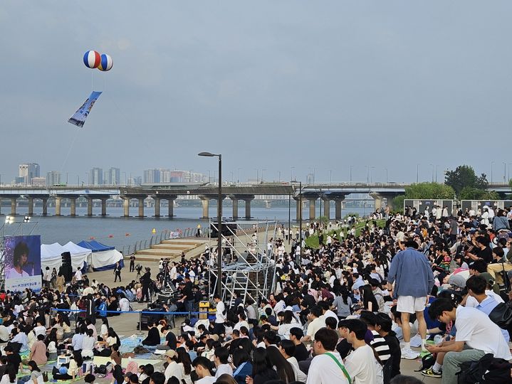 비교적 선선한 토요일인 25일 서울 영등포구 여의도 한강공원은 나들이를 나온 시민들로 붐볐다. 사진은 이날 서울 영등포구 여의도 한강공원 물빛무대에서 진행된 '2024 한강대학가요제'. 2024.05.25.  *재판매 및 DB 금지 / 사진 = 뉴시스