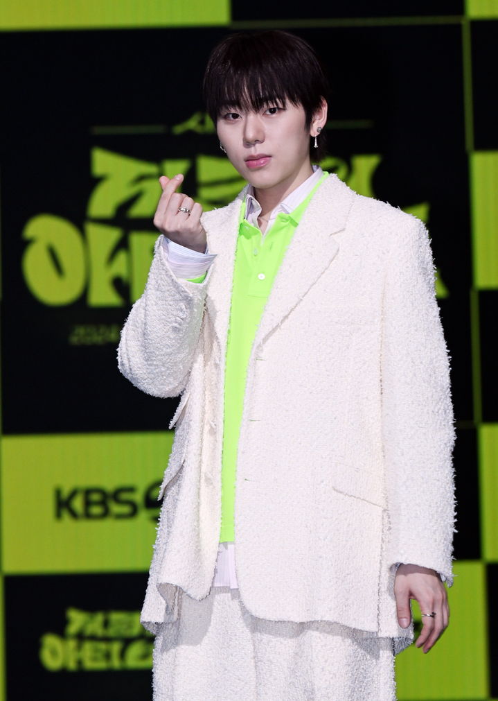 래퍼 겸 프로듀서 지코가 23일 서울 영등포구 KBS 신관 공개홀에서 열린 KBS 2TV '더 시즌즈-지코의 아티스트' 제작발표회에서 포즈를 취하고 있다. (사진=KBS 제공) 2024.04.23. *재판매 및 DB 금지 / 사진 = 뉴시스