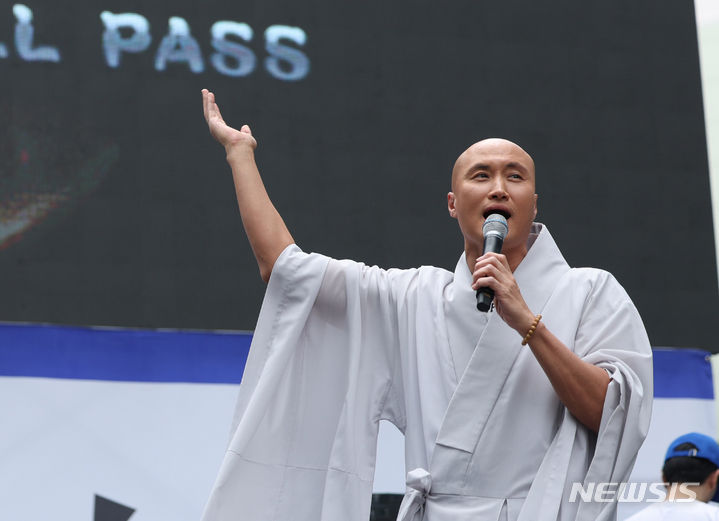 뉴진스님(개그맨 윤성호)가 24일 오후 서울 서초구 삼성전자 사옥 앞에서 열린 '전국삼성전자노조 문화행사'에서 무대를 선보이고 있다. 2024.05.24