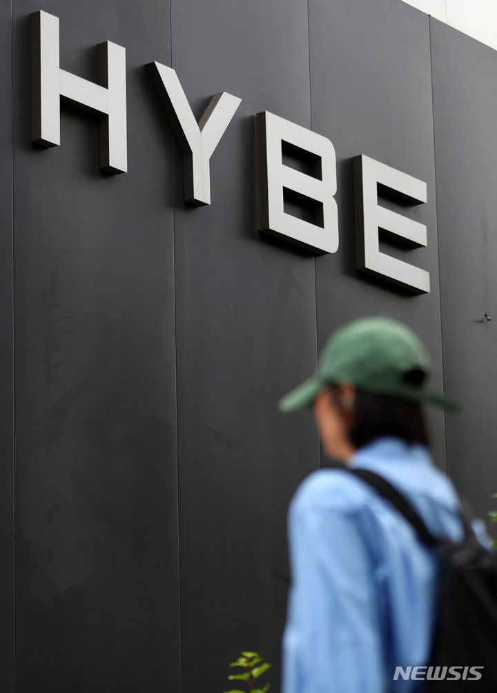 걸그룹 뉴진스 소속사 어도어(ADOR) 민희진 대표가 하이브를 상대로 제기한 의결권 행사 금지 가처분 소송에 대한 결정이 나올 예정이다. 30일 법조계에 따르면, 서울중앙지법 민사합의50부(김상훈 수석부장판사)는 민희진 대표가 제기한 하이브 의결권 행사 금지 가처분 심리 결과를 이날 중 밝힐 가능성이 높다. 민 대표는 앞서 오는 31일 열리는 어도어 임시 주주총회(임총)에서 하이브가 자신을 해임하는 것을 막아달라며 소송을 제기했다. 하이브는 어도어 지분 80%를 가지고 있어 임총이 열리면, 민 대표를 해임할 수 있는 고유 권한을 가지고 있다. 사진은 30일 오전 서울 용산구 하이브 사옥. 2024.05.30. / 사진 = 뉴시스