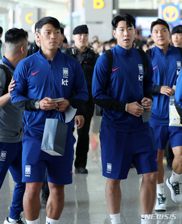2026 북중미 월드컵 아시아지역 2차 예선 싱가포르전에 나서는 손흥민, 황희찬 등 대한민국 축구 국가대표팀이 2일 인천국제공항을 통해 싱가포르로 출국하고 있다. 2024.06.02. / 사진 = 뉴시스