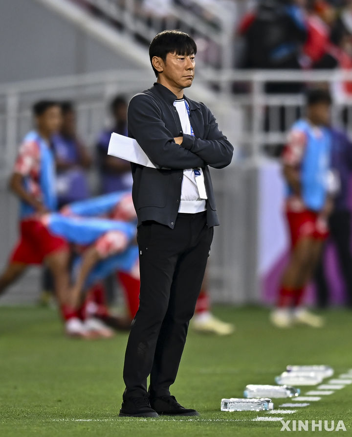 [도하=신화/뉴시스] 인도네시아 23세 이하(U23) 축구 대표팀의 신태용 감독이 지난 4월29일(현지시각) 카타르 도하의 압둘라 빈 할리파 스타디움에서 열린 2024 아시아축구연맹(AFC) 아시안컵 준결승 우즈베키스탄과의 경기를 지켜보고 있다. 인도네시아가 0-2로 패하며 3-4위 결정전에서 이라크와 만나게 됐다. 2024.04.30. / 사진 = 뉴시스