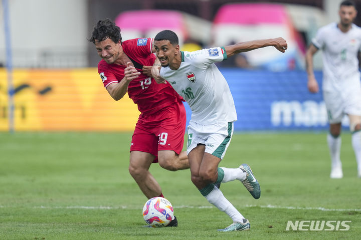 [자카르타=AP/뉴시스] 인도네시아의 톰 헤이(왼쪽)와 이라크의 아미르 알-암마리가 6일(한국시각) 인도네시아 자카르타의 겔로라 붕 카르노 스타디움에서 열린 이라크와의 '2026 국제축구연맹(FIFA) 북중미 월드컵' 아시아 지역 2차 예선 5차전에서 경합하고 있다. 2024.06.06. / 사진 = 뉴시스