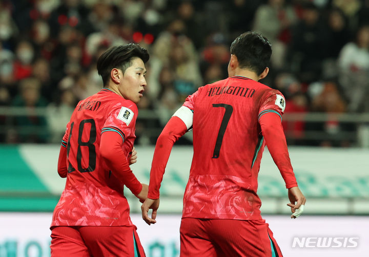 지난 3월21일 서울월드컵경기장에서 열린 2026 FIFA 북중미 월드컵 아시아 2차 예선 대한민국과 태국의 경기, 후반전 한국 손흥민과 이강인이 대화하고 있다. 2024.03.21. / 사진 = 뉴시스