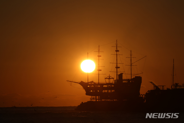 2022년 12월 8일 강원 강릉시 정동진 해변 일출. 2022.12.08. / 사진 = 뉴시스