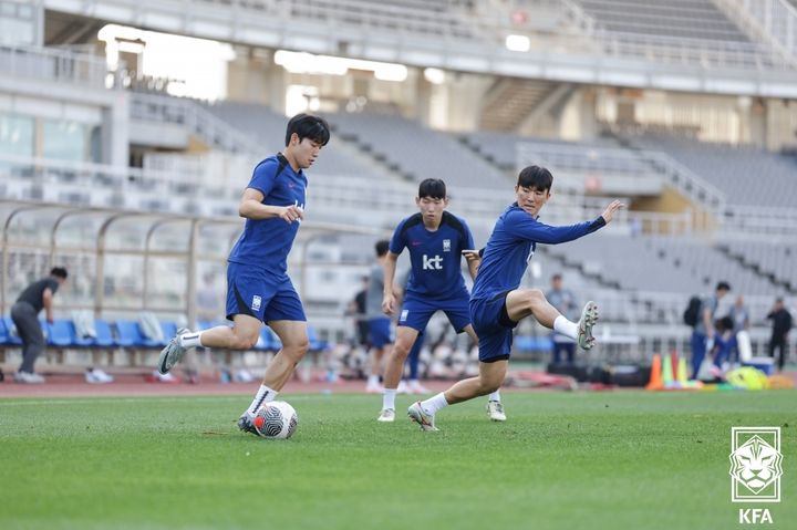 축구 국가대표 미드필더 황인범(즈베즈다)이 9일 오후 4시 경기도 고양종합운동장에서 진행한 중국과의 '2026 국제축구연맹(FIFA) 북중미 월드컵' 아시아 지역 2차 예선 조별리그 C조 6차전 대비 훈련에 앞서 취재진과 만났다. (사진=대한축구협회 제공) *재판매 및 DB 금지 / 사진 = 뉴시스