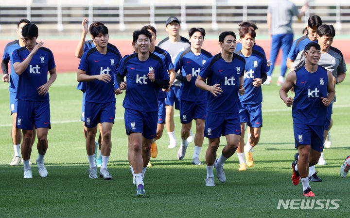 대한민국 축구대표팀 선수들이 9일 오후 경기도 고양시 고양종합운동장에서 훈련하고 있다. 대표팀은 오는 11일 중국과 2026 국제축구연맹(FIFA) 북중미 월드컵 아시아 지역 2차 예선 경기를 치른다. 2024.06.09. / 사진 = 뉴시스