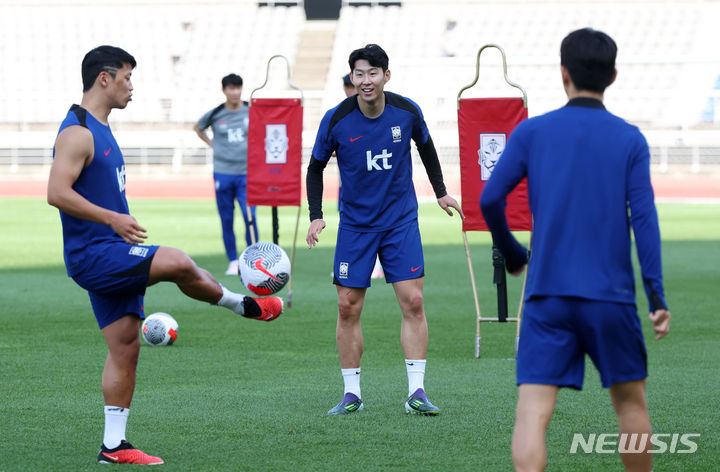 대한민국 축구대표팀 손흥민과 황희찬이 9일 오후 경기도 고양시 고양종합운동장에서 훈련하고 있다. 대표팀은 오는 11일 중국과 2026 국제축구연맹(FIFA) 북중미 월드컵 아시아 지역 2차 예선 경기를 치른다. 2024.06.09. / 사진 = 뉴시스