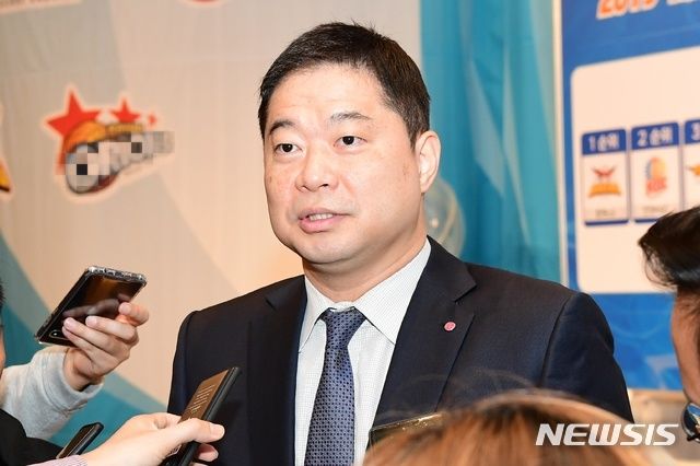 농구선수 출신 방송인 현주엽이 근무태만, 갑질 의혹에 휩싸인 가운데 소속사 측이 입장을 밝혔다. 사진은 2019 KBL 국내신인선수 드래프트 순위 추첨식에서 당시 현주엽 창원 LG 감독의 모습. (사진=뉴시스 DB) 2024.03.16. / 사진 = 뉴시스