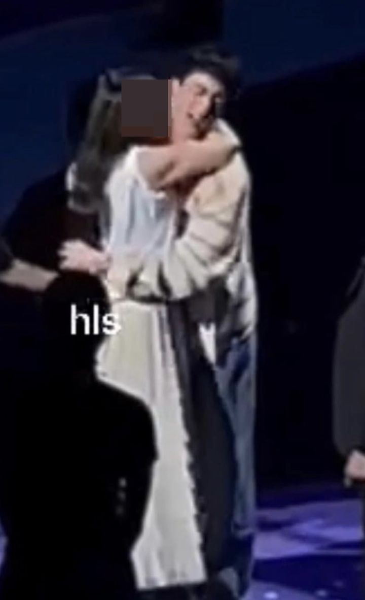 방탄소년단 진에 기습 뽀뽀하는 팬. (사진 = 소셜 미디어 캡처) 2024.06.14. *재판매 및 DB 금지 / 사진 = 뉴시스