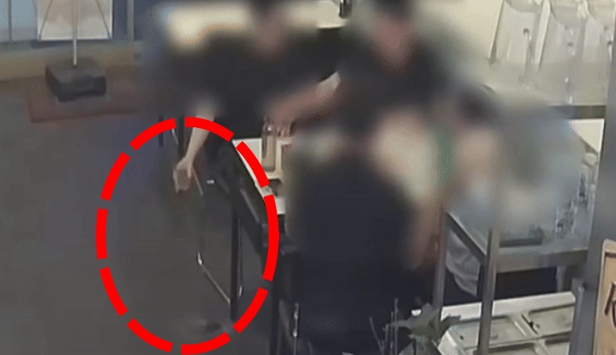 식당에서 바닥에 맥주를 버린 뒤 도리어 사장에게 화를 내며 협박한 손님의 사연이 공개돼 누리꾼들의 공분을 사고 있다(사진= 아프니까 사장이다 갈무리) *재판매 및 DB 금지 *재판매 및 DB 금지 / 사진 = 뉴시스