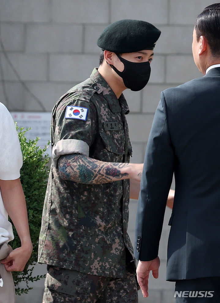 그룹 방탄소년단(BTS) 정국이 12일 오전 경기도 연천군 육군 5사단 신병교육대대에서 전역하는 진을 축하하기 위해 부대로 향하고 있다.방탄소년단 진은 지난 2022년 12월 13일 육군 현역으로 입대해 멤버들 중 가장 먼저 군 복무를 시작했다. 이후 육군 제5보병사단 신병교육대 조교로 복무하며 군 생활을 이어온 진은 1년 6개월 간의 복무를 마치고 이날(12일) 만기 전역했다. 2024.06.12. / 사진 = 뉴시스