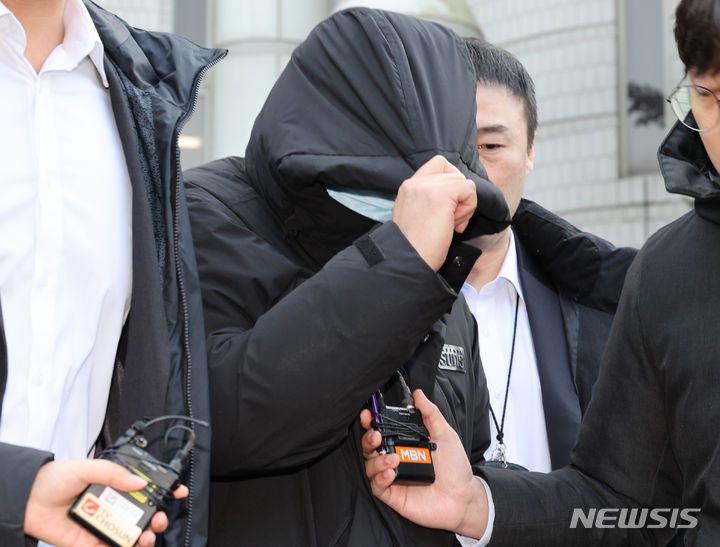 일명 '롤스로이스 남성'에게 마약류 약물을 처방한 혐의를 받는 의사 염모씨가 지난해 12월27일 오전 서울 서초구 서울중앙지방법원에 영장실질심사를 마치고 법원을 나서고 있다. 서울경찰청 마약범죄수사대는 마약류 관리법 위반 등 혐의로 40대 의사 염모씨에 대한 구속영장을 신청했다고 밝혔다. 염씨는 사고가 난 지난 8월2일 자신의 병원에서 가해 운전자인 20대 신모(28)씨에게 치료 목적 외의 프로포폴 등 마약류를 처방한 혐의를 받는다. 2023.12.27. / 사진 = 뉴시스