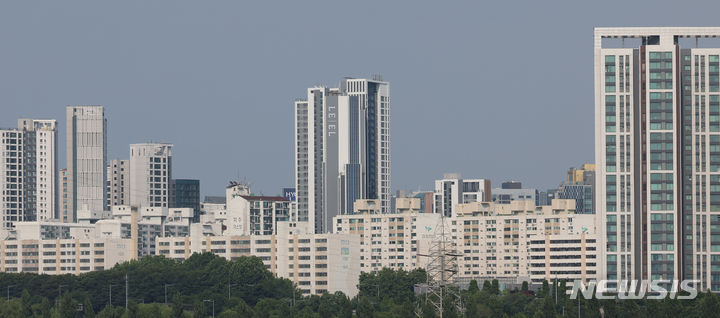 신생아 특례대출 연소득 2.5억 부부도 가능해진다... (+ 금리 , 조건 , 청약 ) / 사진 = 뉴시스