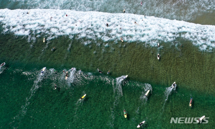 제주 서귀포시 중문색달해수욕장 해상에 서퍼들이 찾아와 파도를 즐기고 있다. 2024.06.18. / 사진 = 뉴시스