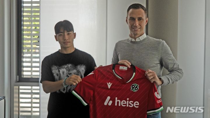23일(한국시각) 독일 프로축구 분데스리가 바이에른뮌헨과 재계약 이후 독일 2부 리그 하노버96으로 임대 이적한 이현주. (사진=하노버 홈페이지 캡처) *재판매 및 DB 금지 / 사진 = 뉴시스